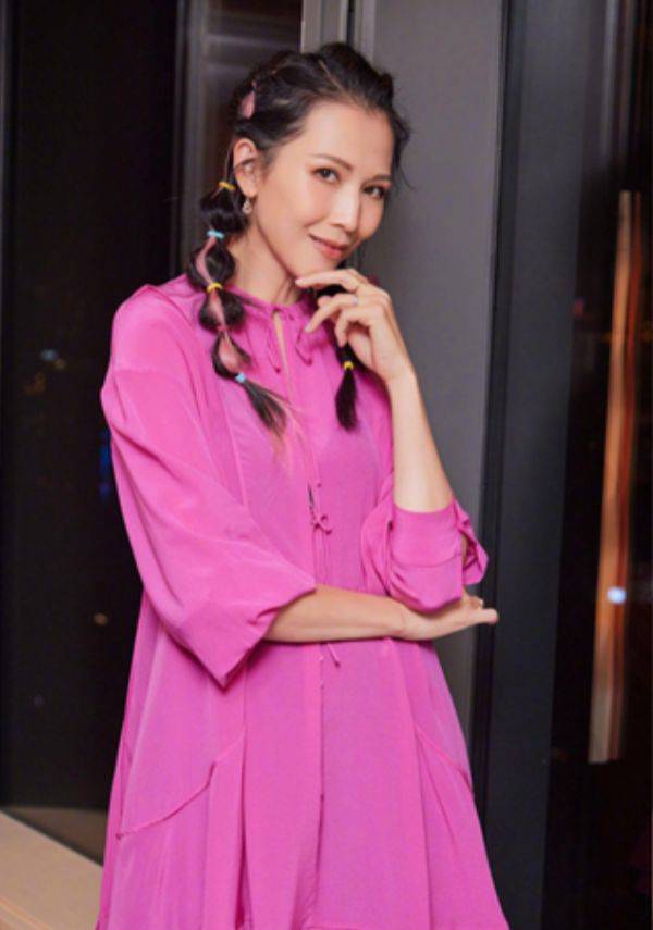 高手 蔡少芬真是扮嫩高手，“灯笼辫”配芭比粉上衣，看着像20多岁姑娘