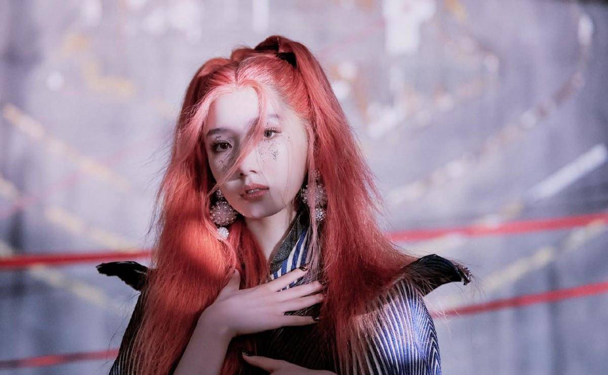 设计 孟美岐的颜值真高啊，穿酷炫的独特蓝色服装，妆容奇怪也能驾驭