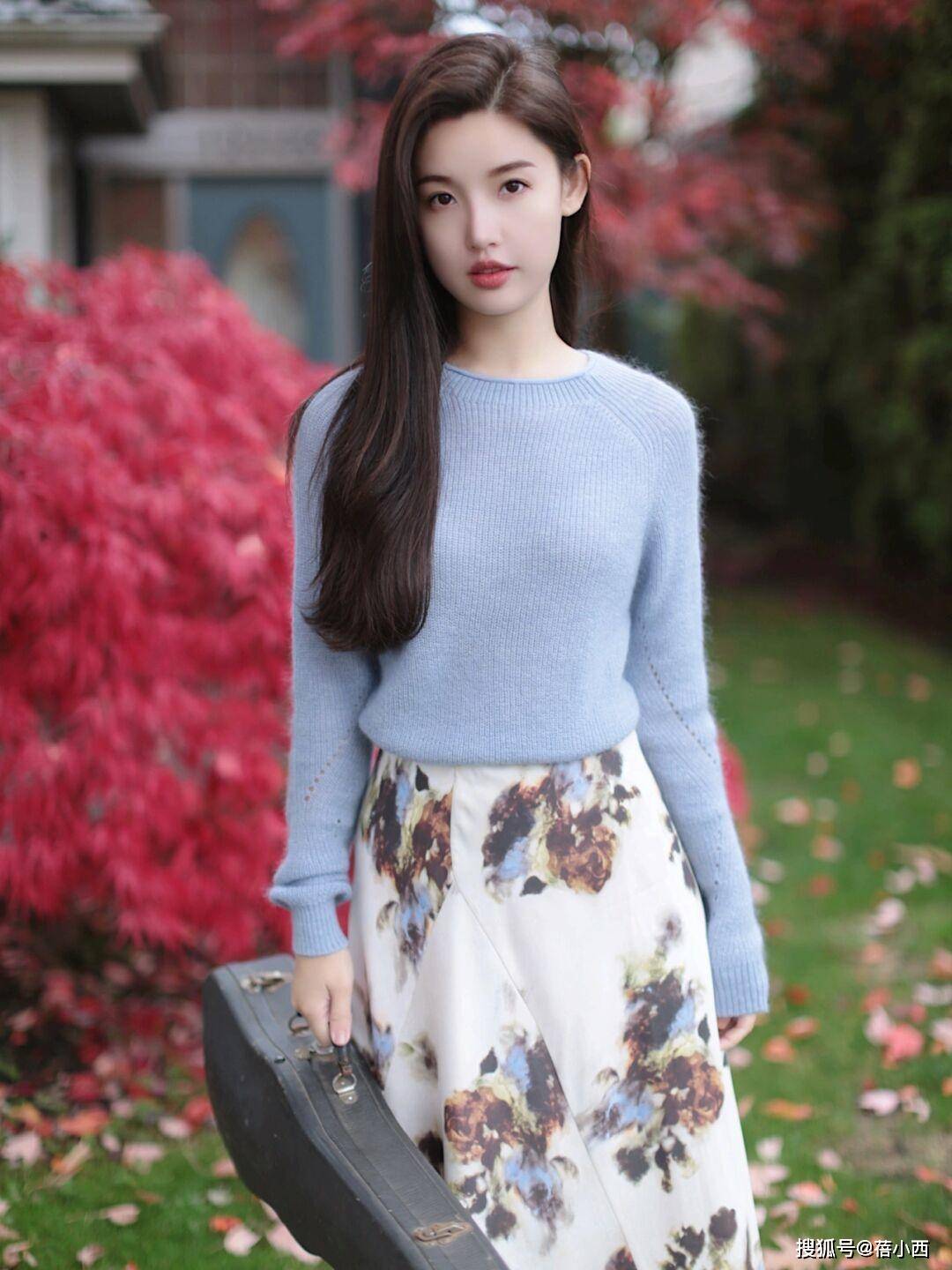 整体 今年建议多穿“针织衫”和“半身裙”,学会这样搭,优雅到骨子里