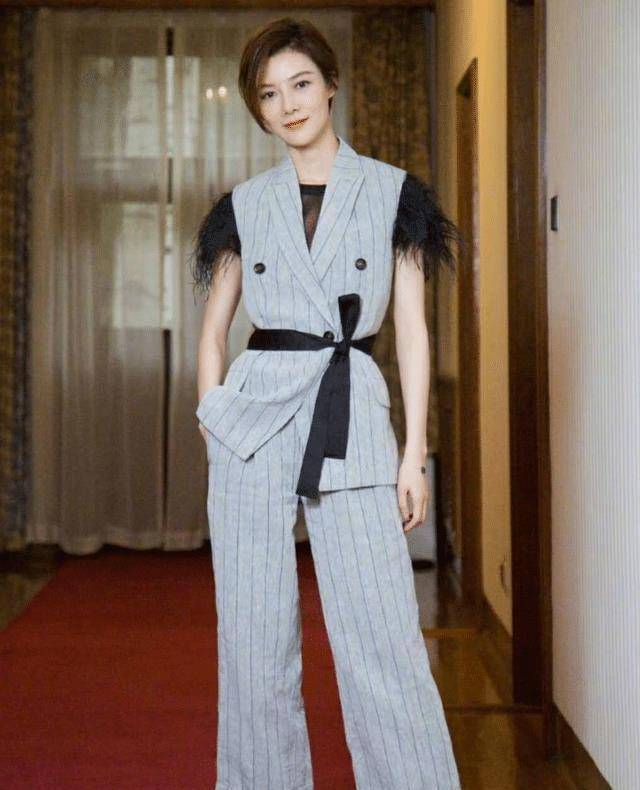 黑色 单身的车晓越来越漂亮，穿黑色针织开衫优雅大气，骨子里的高级感