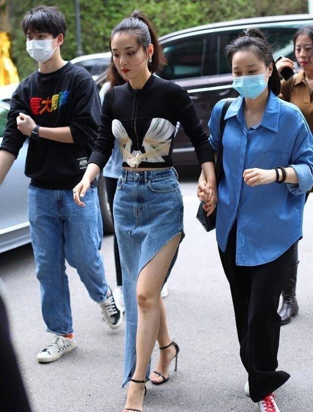 整体 吴倩穿开叉半裙参加直播,腰细腿长很吸睛,生图下也很美