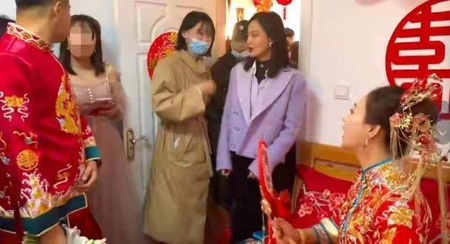 大气 辛芷蕾太拉好感,回老家参加婚礼妆容淡到显黑,首饰都不戴接地气