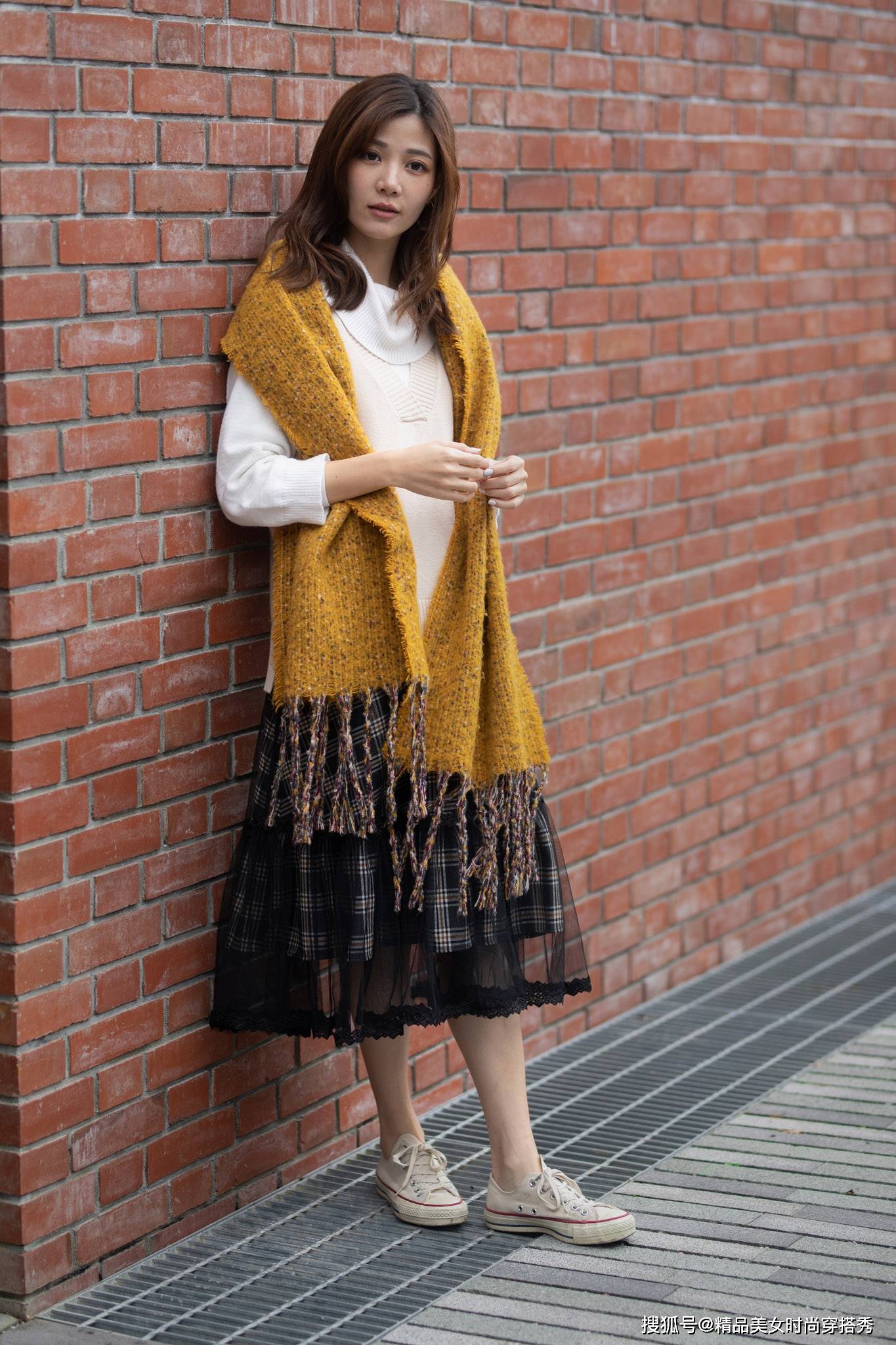 吊带 秋日里穿着很是吸睛时尚的小姐姐