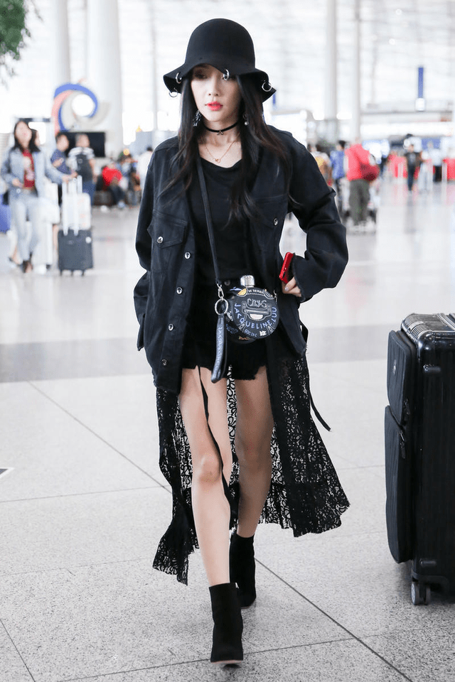 李小璐 李小璐依旧钟爱嘻哈风，黑色外套里还搭长款蕾丝外套装酷，真高调