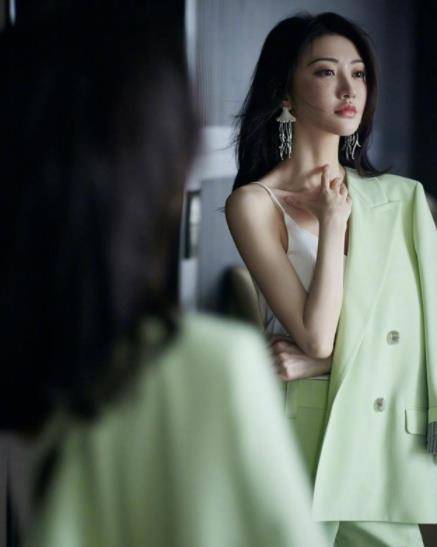 景甜 景甜穿衣太时尚了,一身半坡西装尽显御姐范,内搭白吊带很性感