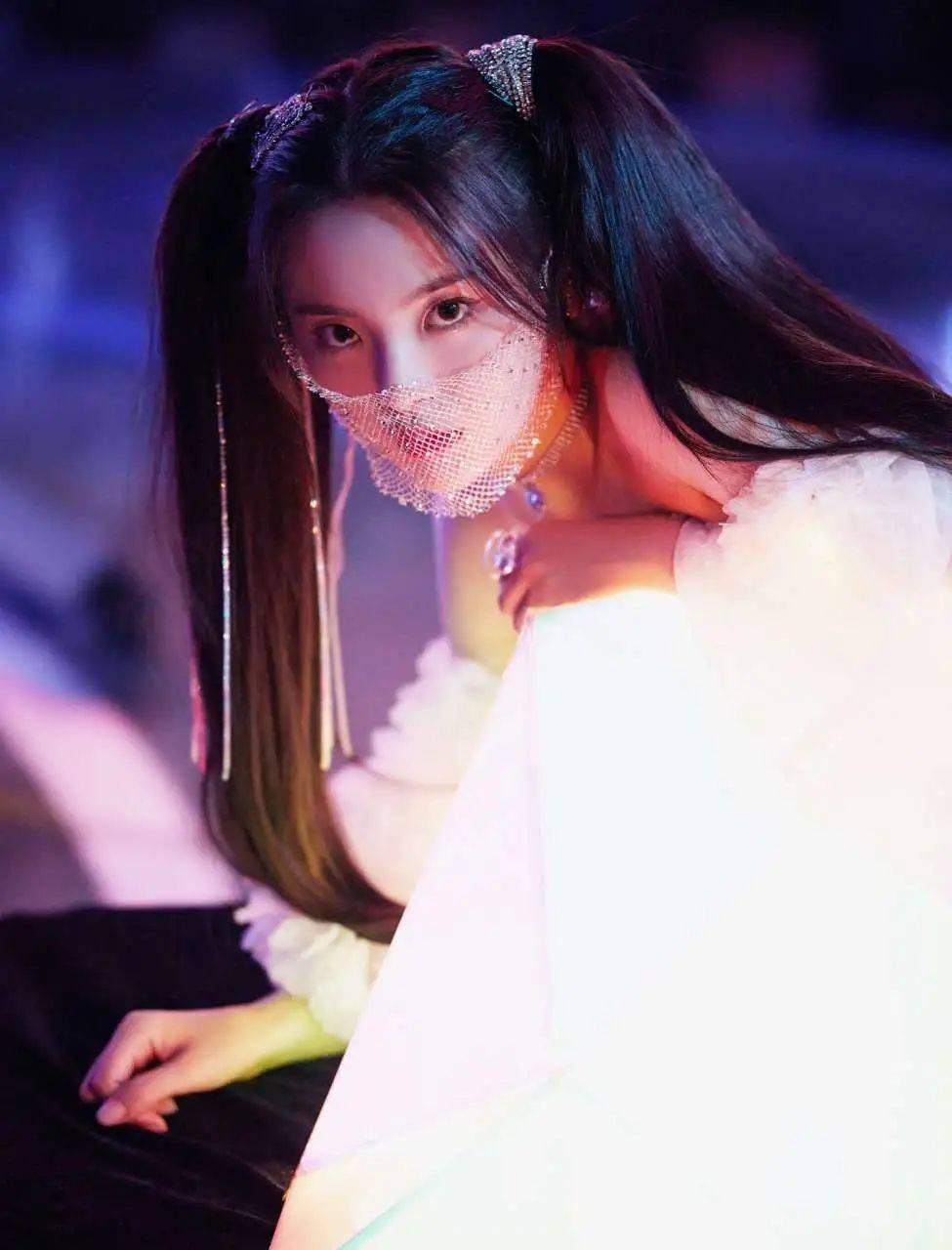 黑色 天才美少女：杨超越-多款穿搭显气质，双马尾的白色连衣裙更抢眼