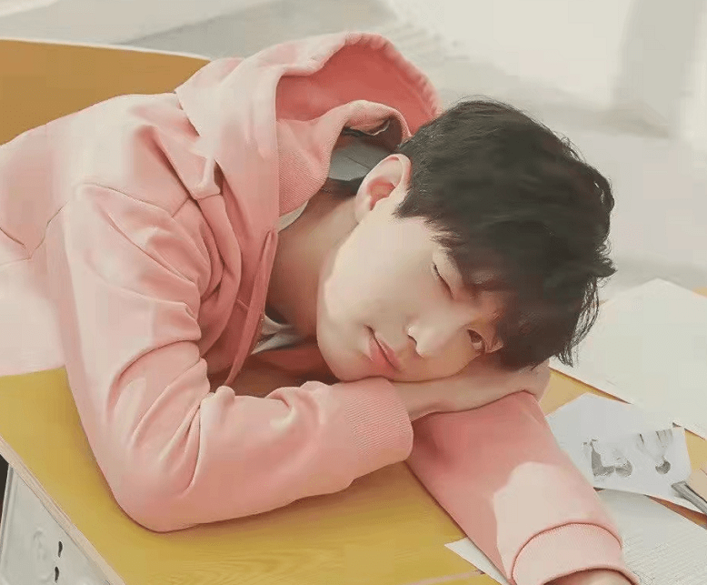 卫衣 肖战和粉色的适配度有多高？粉丝：他就是温柔本身！