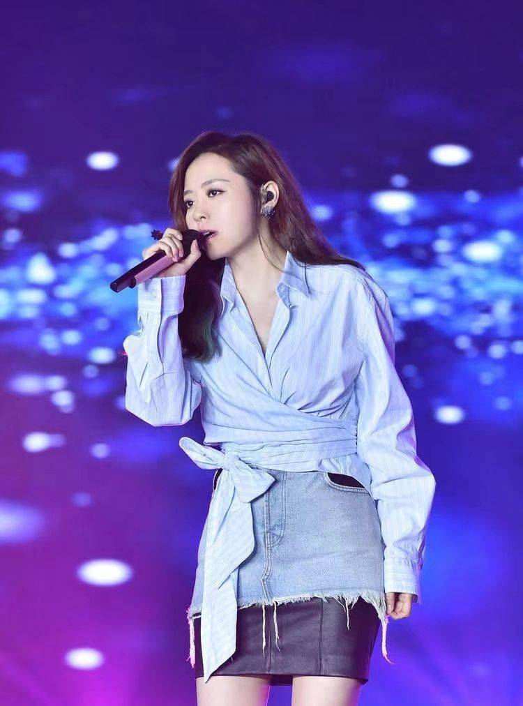 整体 张靓颖不到40就开始发福,穿西装配黑丝气质变了样,看着更有韵味