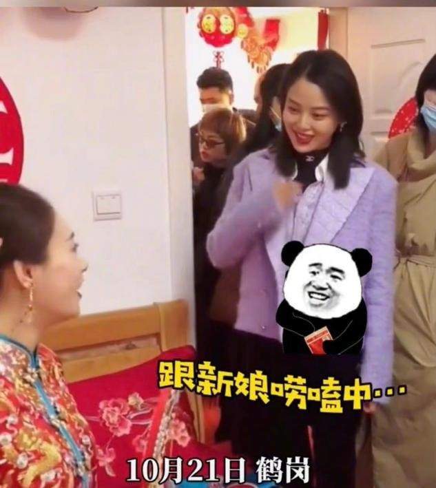 大气 辛芷蕾太拉好感,回老家参加婚礼妆容淡到显黑,首饰都不戴接地气