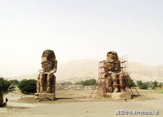 埃及门农巨像下面发现涂鸦，根据涂鸦显示，这些游客来自希腊时代