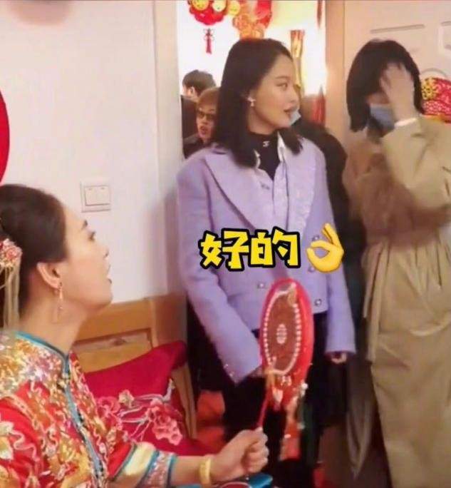 大气 辛芷蕾太拉好感,回老家参加婚礼妆容淡到显黑,首饰都不戴接地气