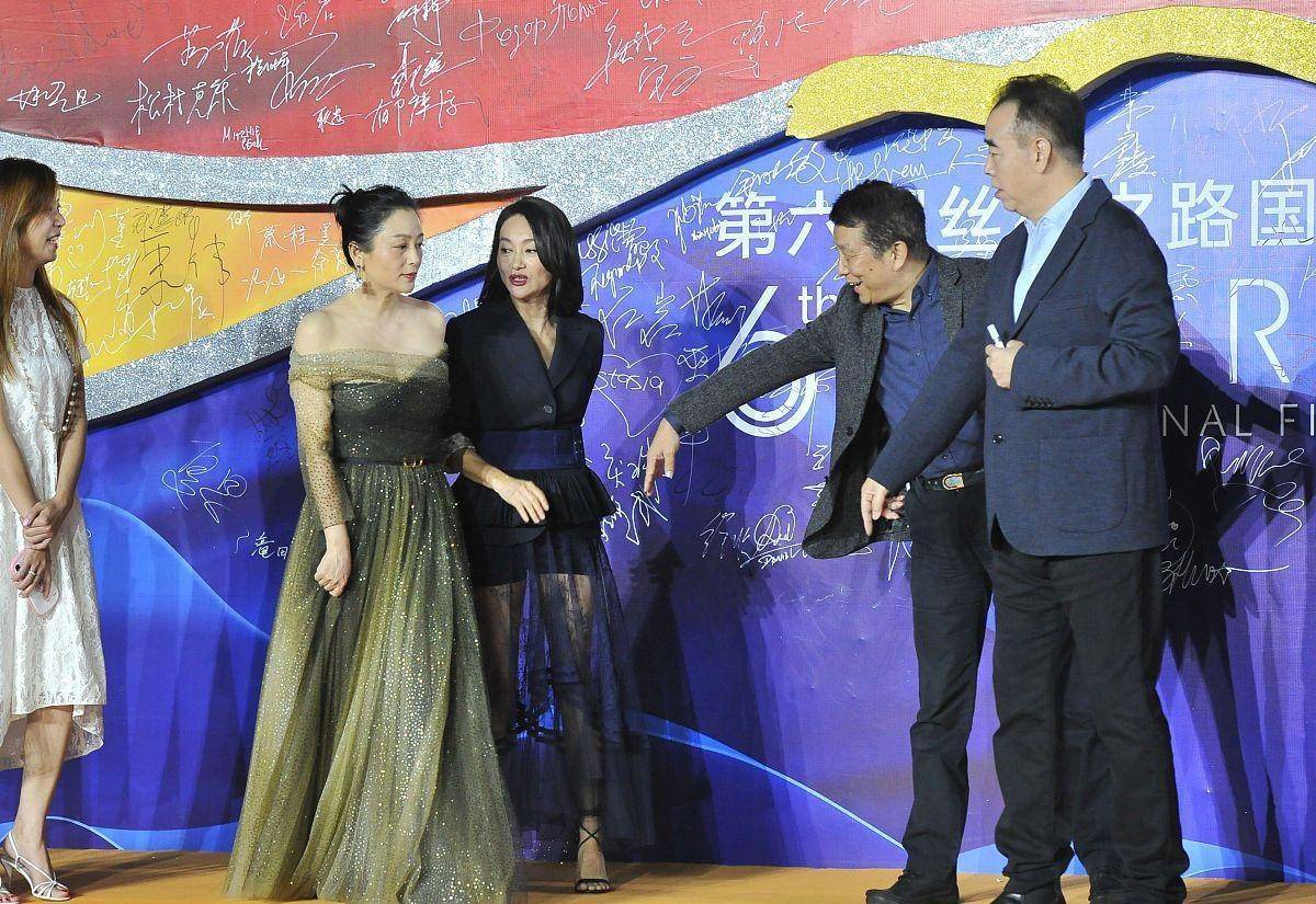 套装 陈红年龄越大反而越耐看，黑色套装气韵十足，挺拔身姿为形象加分