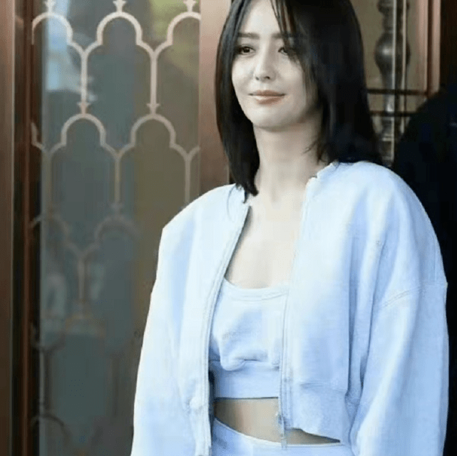 佟丽娅 佟丽娅这次“装嫩”终于顺眼了！穿女团装没翻车，剪短发太年轻