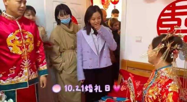 大气 辛芷蕾太拉好感,回老家参加婚礼妆容淡到显黑,首饰都不戴接地气