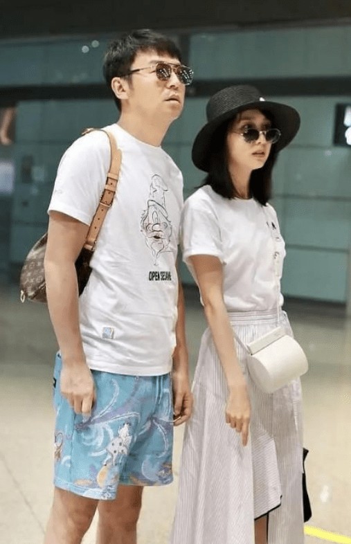 显得 雷佳音老婆有张“旺夫脸”，绿纱衬衫配阔腿裤，气质嫩得像少女