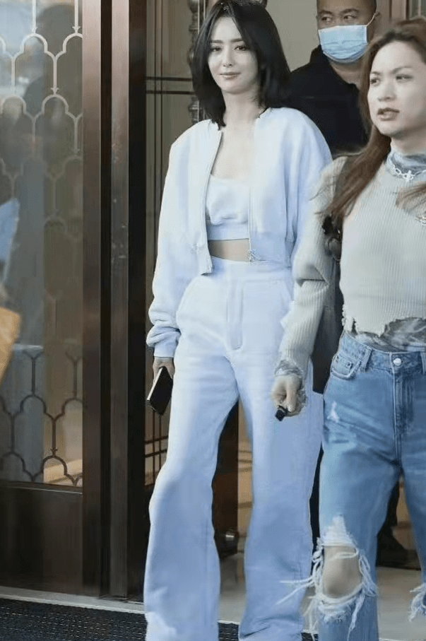 佟丽娅 佟丽娅这次“装嫩”终于顺眼了！穿女团装没翻车，剪短发太年轻