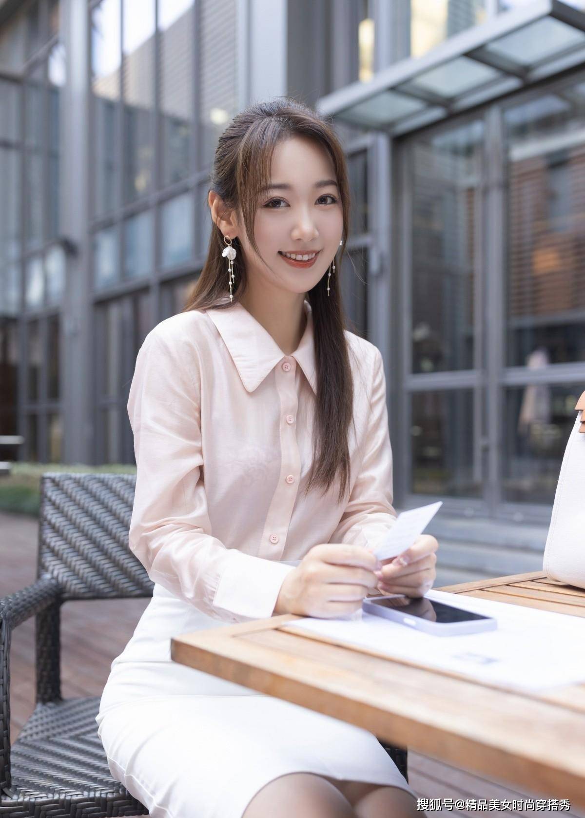 显高 浅粉色的衬衫很是清新减龄，下搭一条白色的半身裙，清新感十足