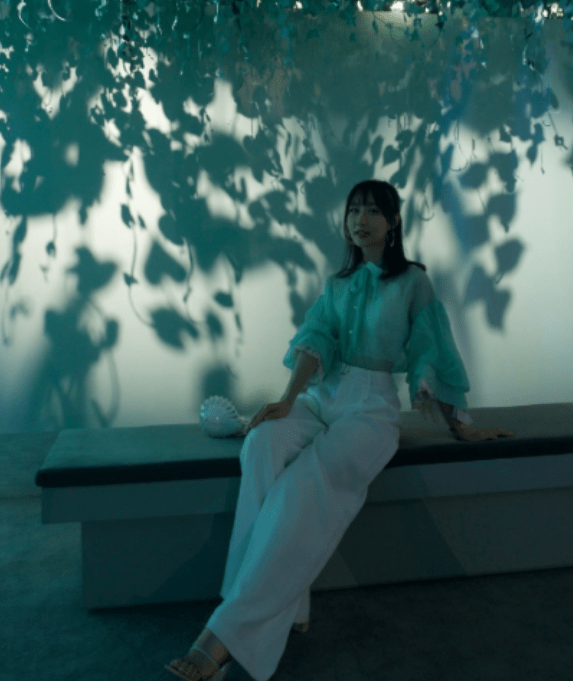 显得 雷佳音老婆有张“旺夫脸”，绿纱衬衫配阔腿裤，气质嫩得像少女