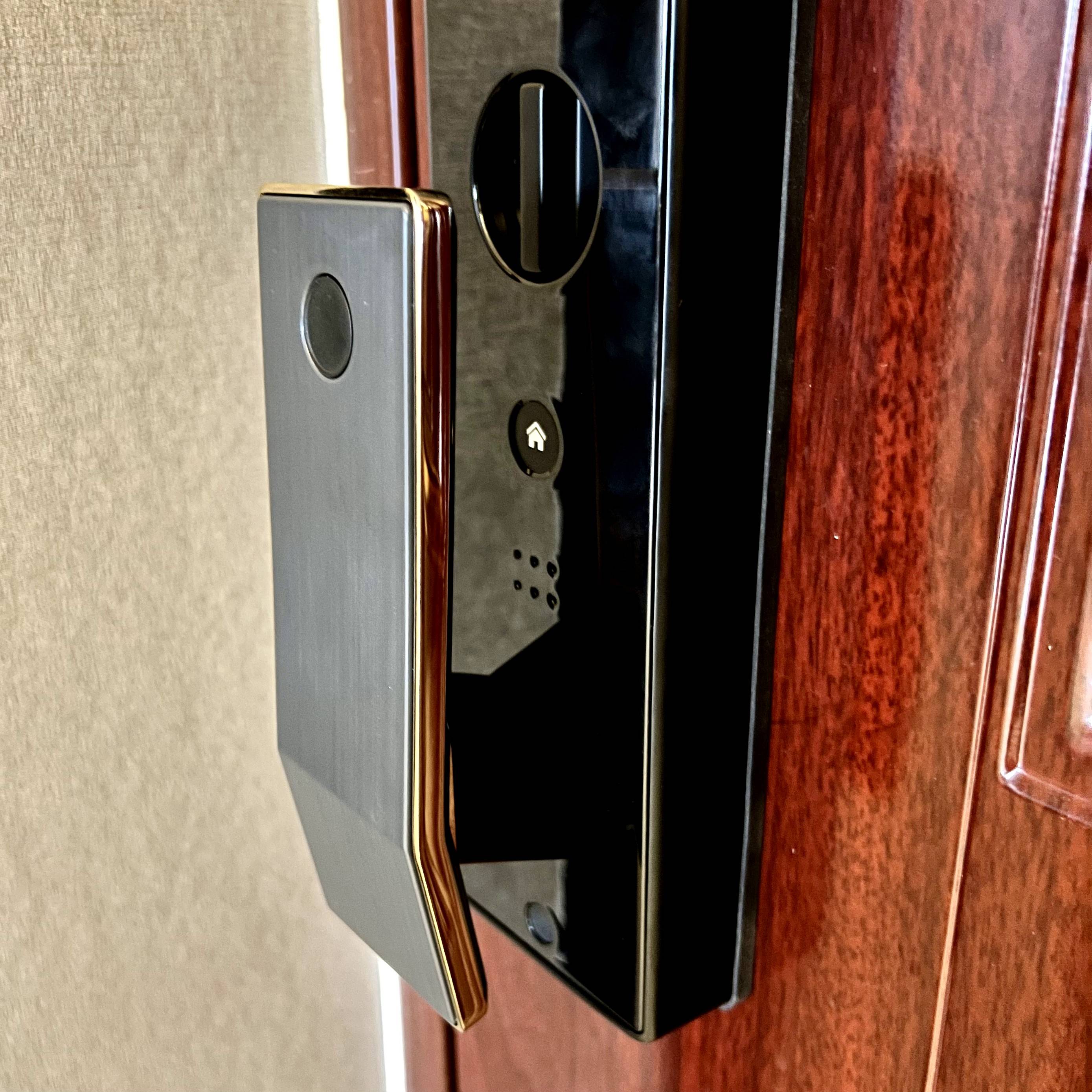 选择VOC智能门锁T11-face的理由：刷脸解锁+反向充电+智能联动