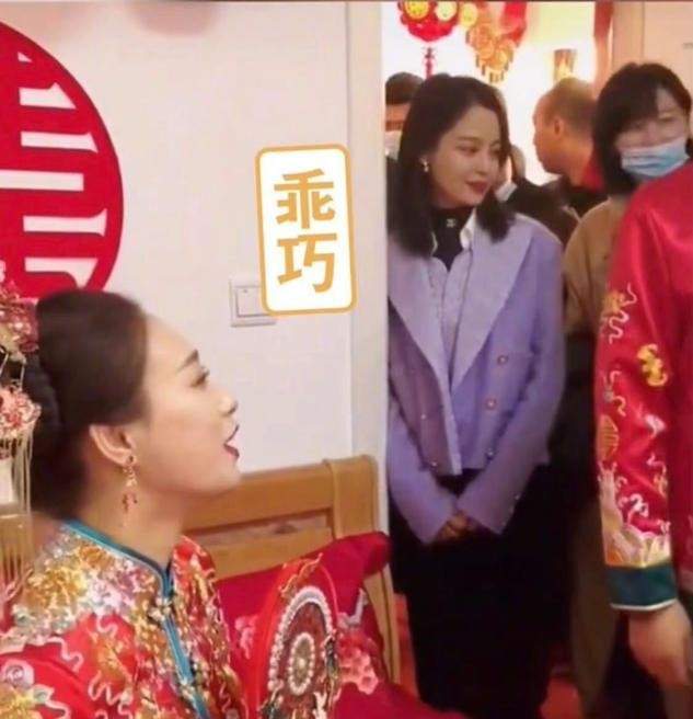 大气 辛芷蕾太拉好感,回老家参加婚礼妆容淡到显黑,首饰都不戴接地气