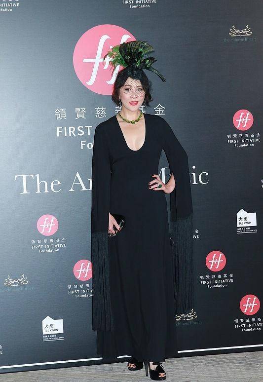 黑色 真是服了刘嘉玲的审美,头上顶个“孔雀毛”,也真是不嫌重啊