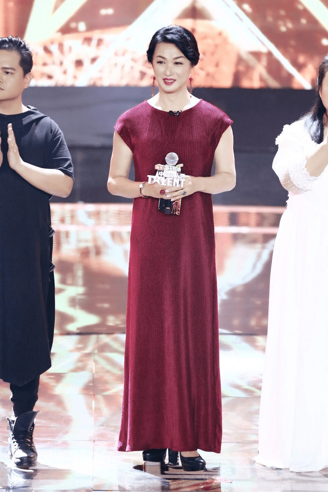 黑色 金星这样的穿搭真漂亮,蓝色宽松连衣裙清新自然,越来越有女人味