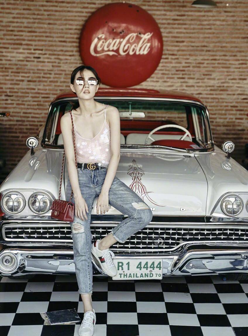 衣领 徐璐有25岁?穿白T配吊带裙,戴红色苹果耳环嫩成16岁少女