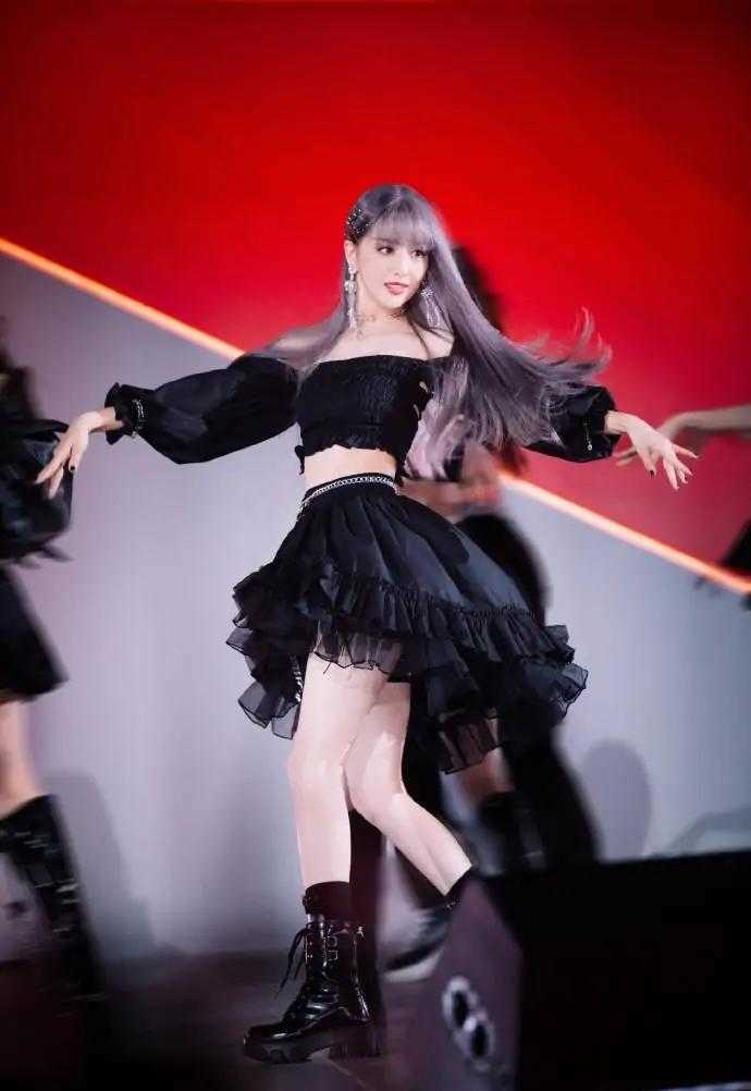 通身 佟丽娅离婚后风格大变，染灰紫色长发配女团造型，美得差点认不出