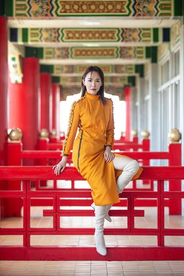 显得 范文芳这回美“穿格纹抹胸连衣裙开高叉，身材比例太完美很多人对于格纹的元素