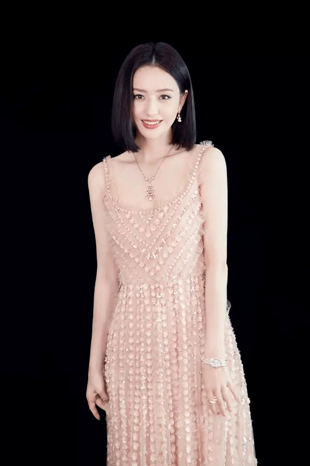 通身 佟丽娅离婚后风格大变，染灰紫色长发配女团造型，美得差点认不出