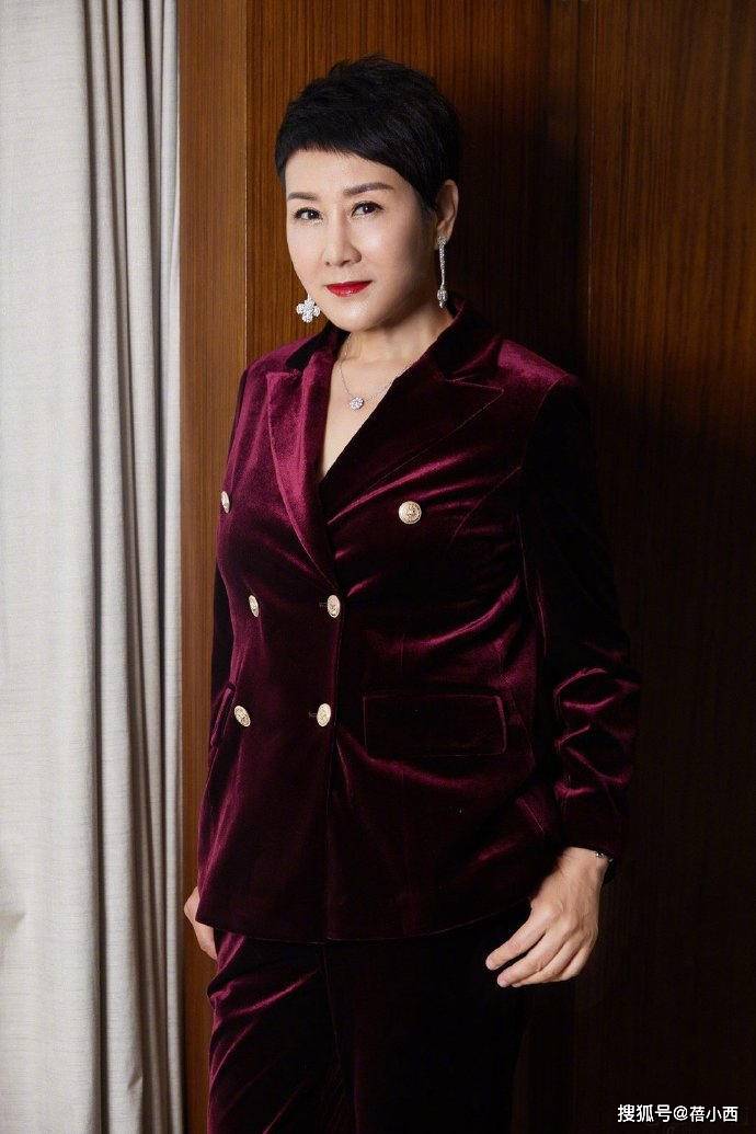 黑色 “国民婆婆”张凯丽气质无敌了,穿衬衫配短裤走机场,秀出豆腐腿