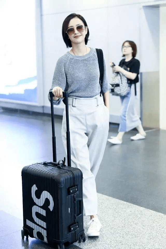 通身 佟丽娅离婚后风格大变，染灰紫色长发配女团造型，美得差点认不出