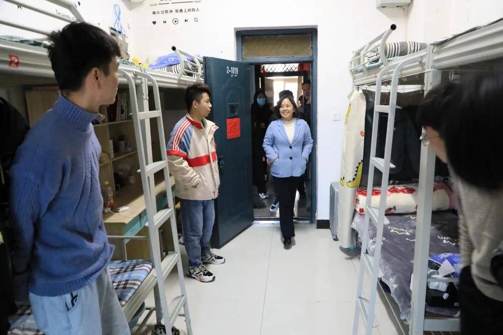 平凉职业技术学院组织开展"创建文明城"校园卫生专项整治活动_宿舍