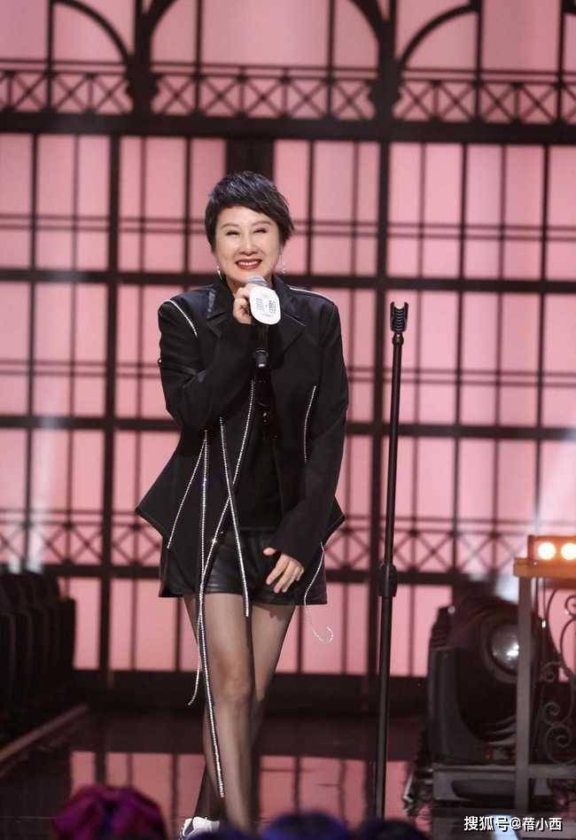 黑色 “国民婆婆”张凯丽气质无敌了，穿衬衫配短裤走机场，秀出豆腐腿