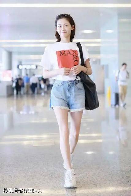 马尾 郑恺老婆苗苗长相清秀，穿红色连衣裙配低马尾，美得让人心动