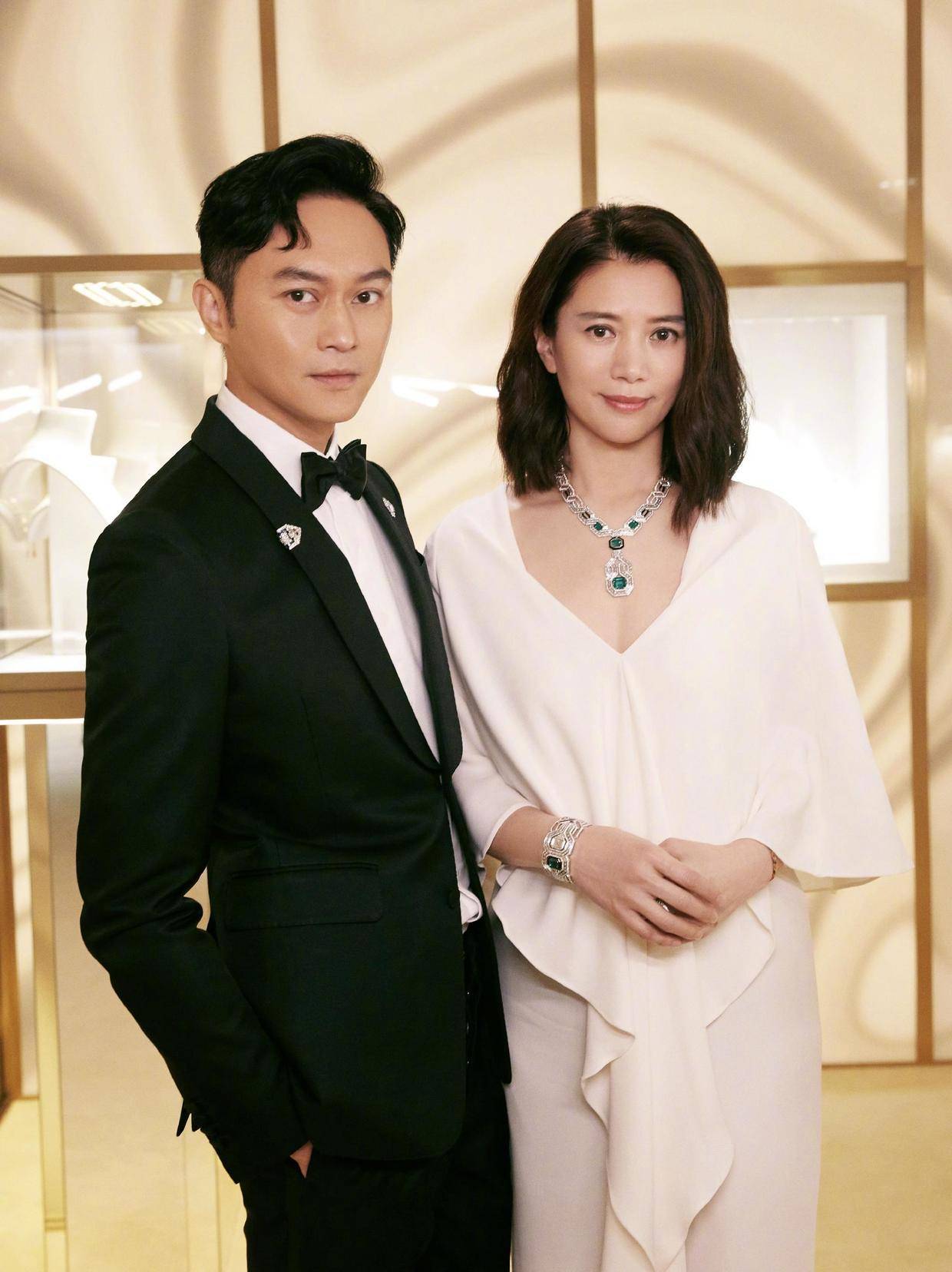 身材 袁咏仪不像50岁？穿印花裙配外套与老公同亮相，同龄人看了都羡慕