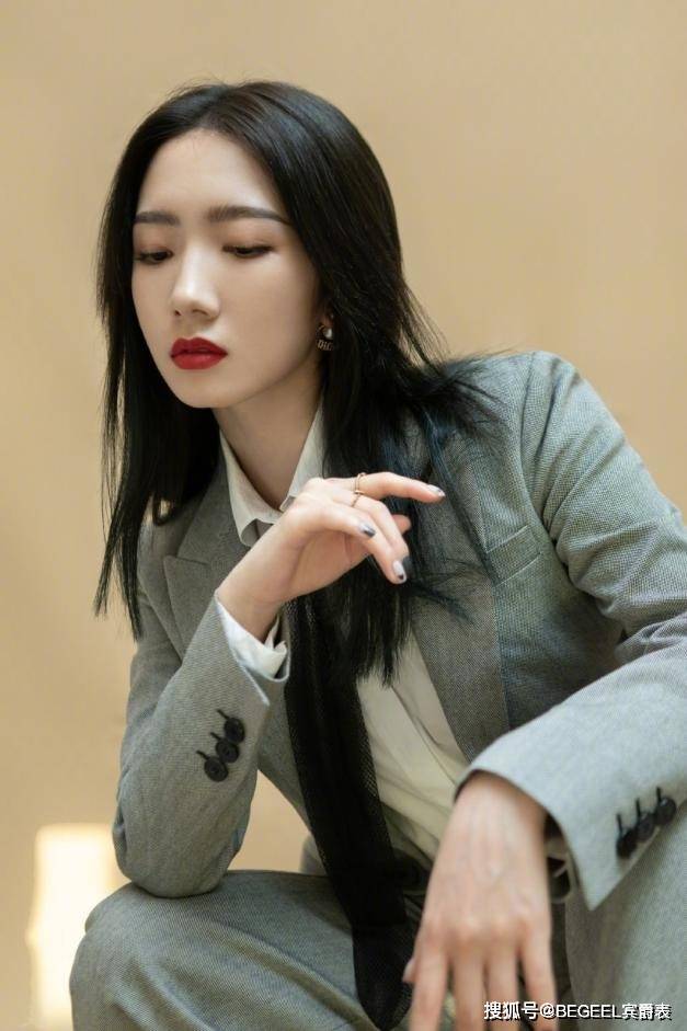 黑色 孟美岐最爱穿西装?驾驭能力太强,轻松穿出女王范