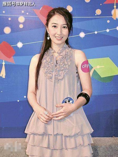 设计 关咏荷果然是人生赢家，穿白色连衣裙配波波头，55岁惊艳了时光