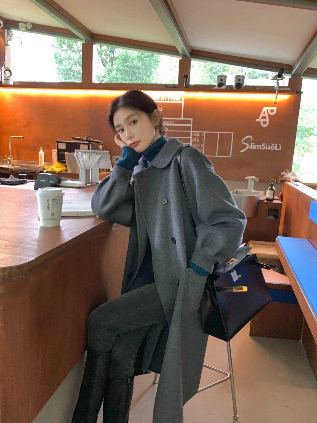 注入 这个秋天熟女都爱穿“大衣+高领衫”，优雅知性，关键还很保暖