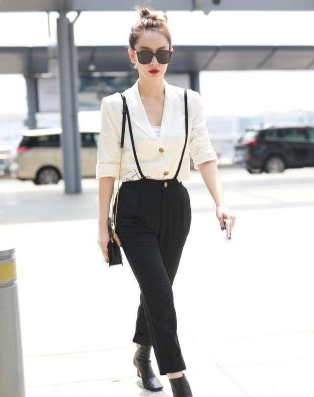 全靠 戚薇真是潮到“犯规”,西装也要塞着穿,裤子全靠背带才能挂住