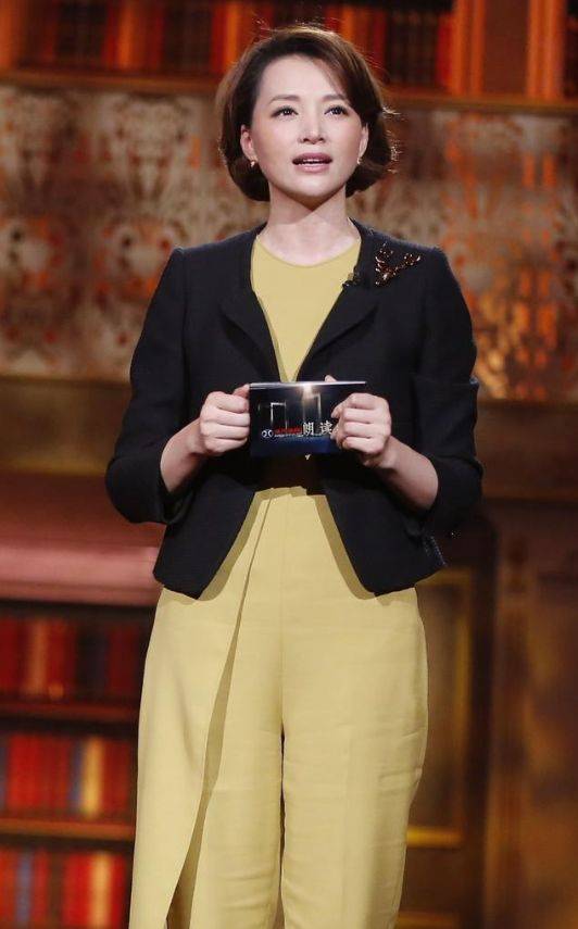 什么 董卿的优雅刻在骨子里，穿一身花哨连体裤也不俗气，全靠气质撑住