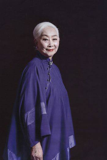 秦怡 99岁秦怡同框94岁卢燕，两人一头白发依然优雅精致，美了一辈子