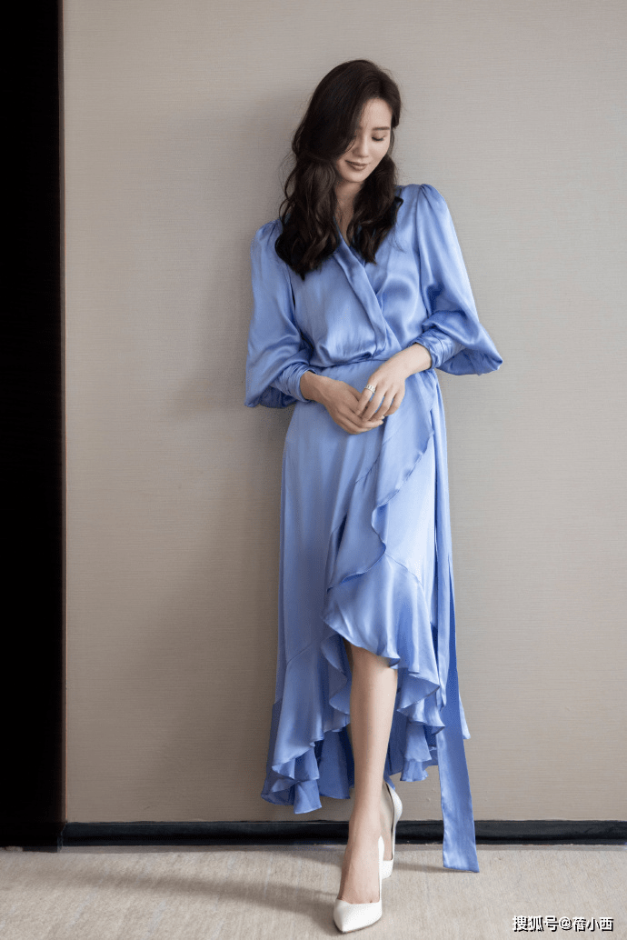 藏蓝色 刘诗诗彻底换风格了，穿卡其色风衣配连帽卫衣，连气质都变洋气了