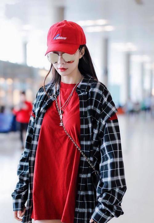 血色 沈梦辰玩下衣失踪秀“筷子腿”,穿衬衣超短热裤很性感,我酸了