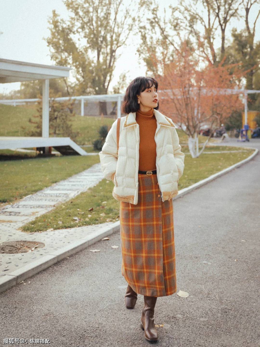 颜色 穿衣别太复杂,中年微胖妈妈们试试“半裙+靴子”,显瘦又高级