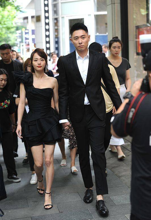 短裙 张嘉倪:与老公买超手拉手,穿A字单户黑短裙好迷人,真羡煞旁人