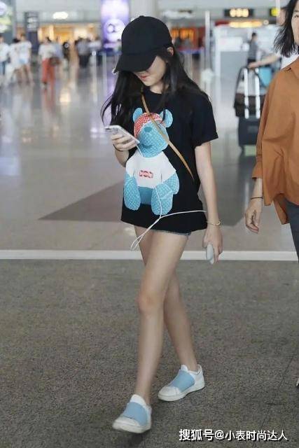 黑色 14岁李嫣终于美回来了，脸部回归正常染金发，穿短裤秀大长腿美翻