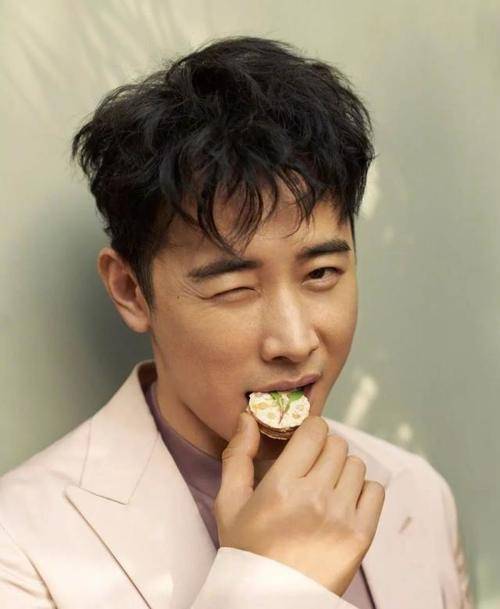 中性 唐嫣放飞自我玩转中性风Look,罗晋“妇唱夫随”风尚大片好接地气