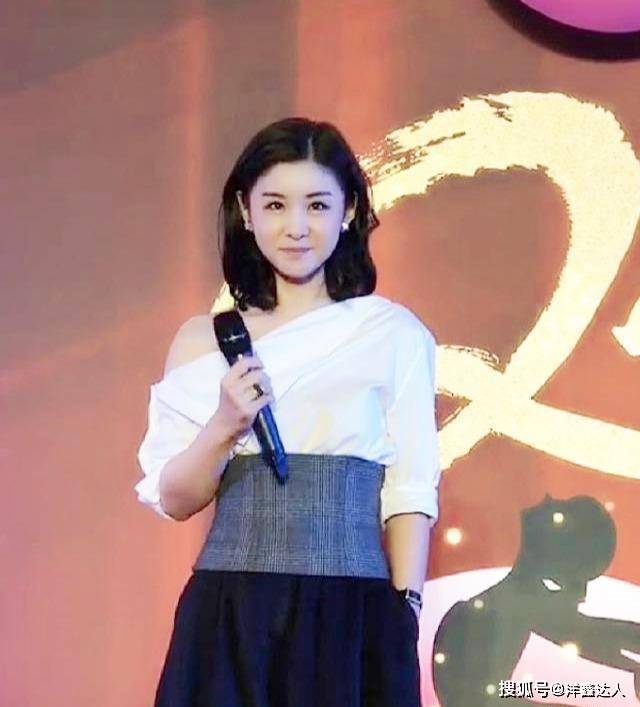下半身 李小萌瘦下来真惊艳，穿斜肩衬衫配腰封好高级，齐肩短发太减龄