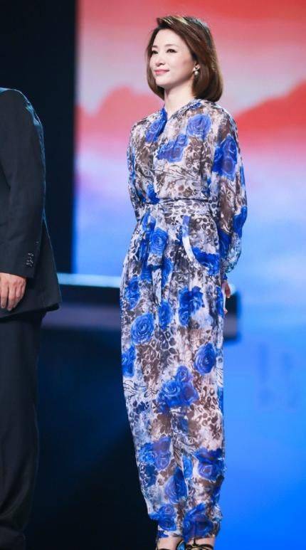 什么 董卿的优雅刻在骨子里，穿一身花哨连体裤也不俗气，全靠气质撑住